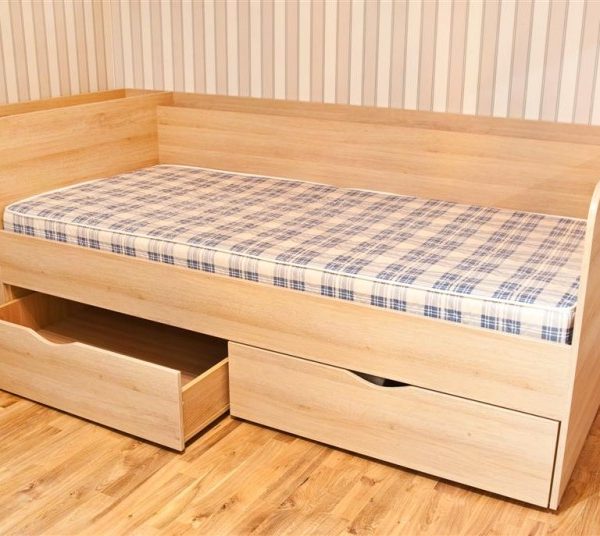 Viengulė lova jaunuolio kambariui